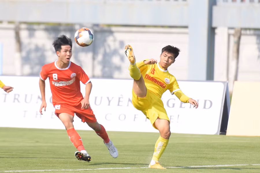Nguyễn Văn Tú (8), một chân sút lợi hại của U.19 Viettel. Ảnh: Minh Hiếu