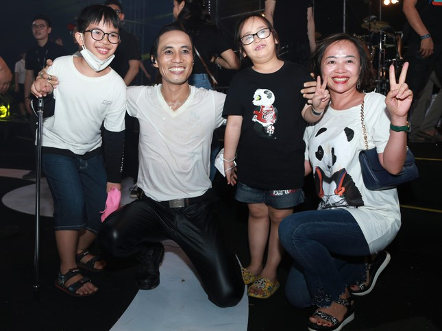 Cả nhà chụp ảnh với ca sĩ thần tượng.