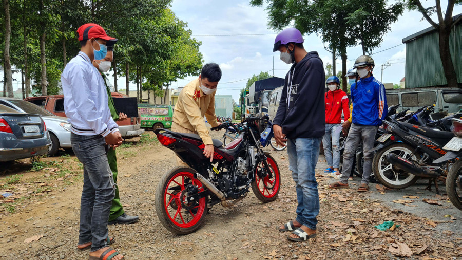Cảnh sát giao thông TP. Pleiku kiểm tra xe máy đã qua độ chế, thay đổi ống pô. Ảnh: Bá Bính