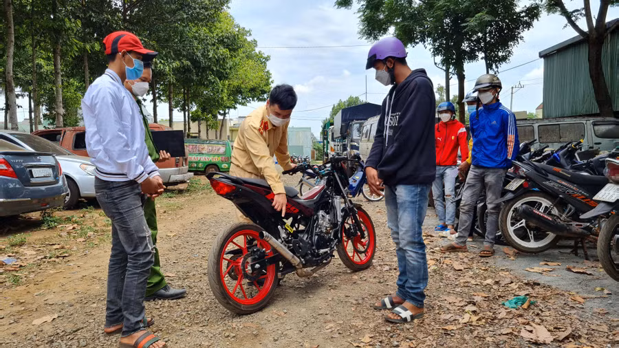 Cảnh sát giao thông TP. Pleiku kiểm tra xe máy đã qua độ chế, thay đổi ống pô. Ảnh: Bá Bính