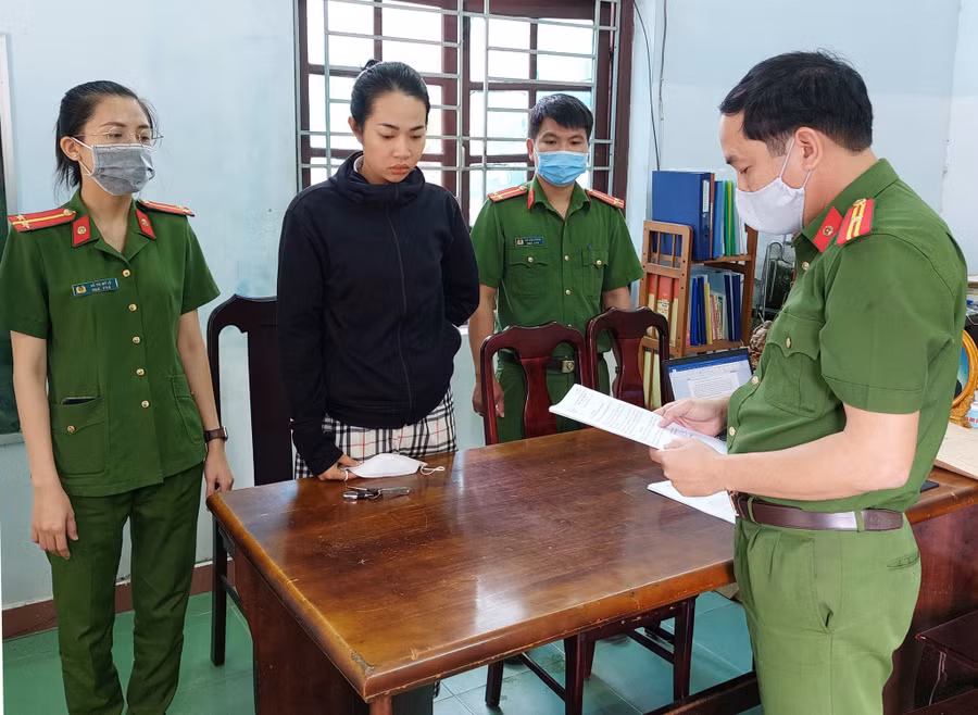 Hằng bị đọc lệnh bắt tạm giam. Ảnh: Nguyễn Tú