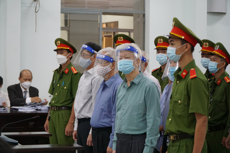 Các bị cáo nghe đại diện VKS luận tội. Ảnh: Thế Quang  Các bị cáo nghe đại diện VKS luận tội. Ảnh: Thế Quang