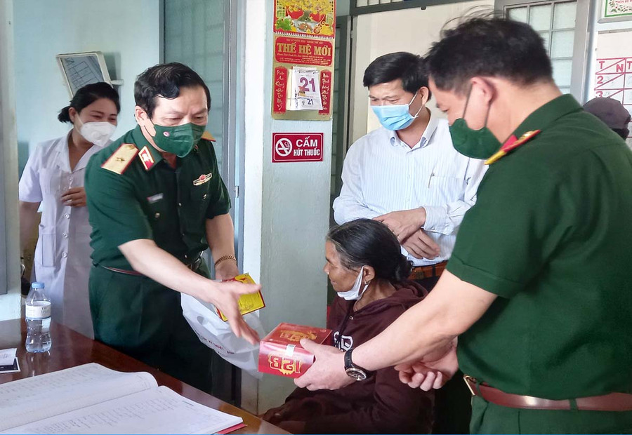 Đoàn tặng quà cho các gia đình chính sách tại xã Đak Djrăng. Ảnh: Ngọc Kim