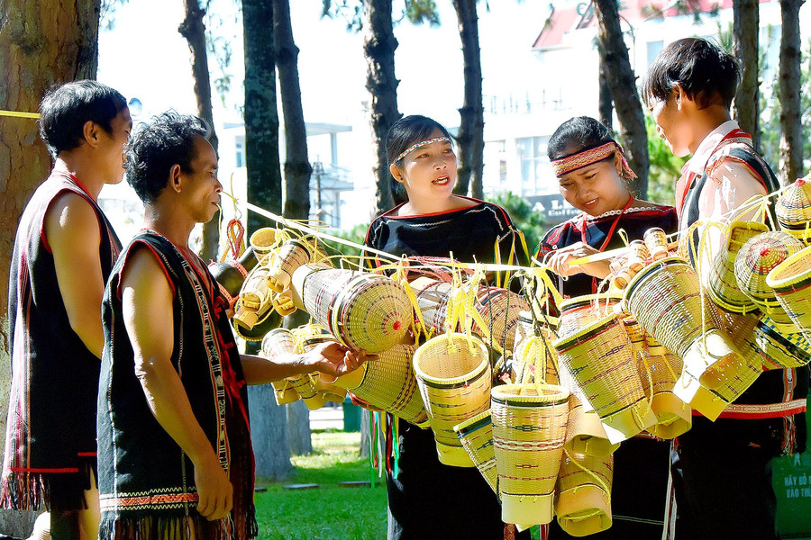 Các sản phẩm từ nghề đan lát truyền thống do người dân huyện Đak Đoa làm thủ công được trưng bày và bán tại Ngày hội.