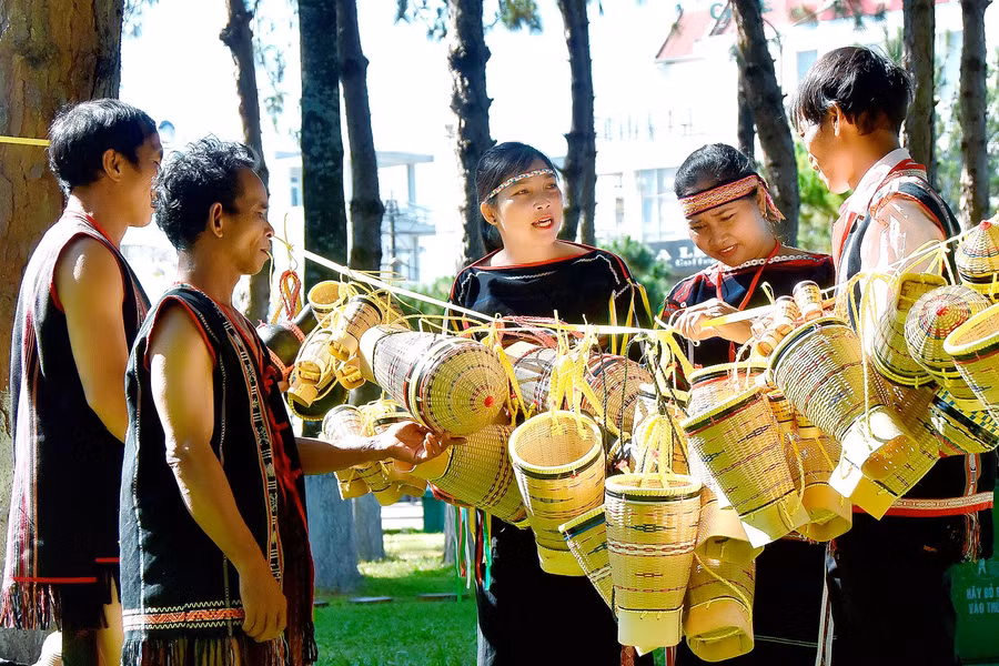 Các sản phẩm từ nghề đan lát truyền thống do người dân huyện Đak Đoa làm thủ công được trưng bày và bán tại Ngày hội.