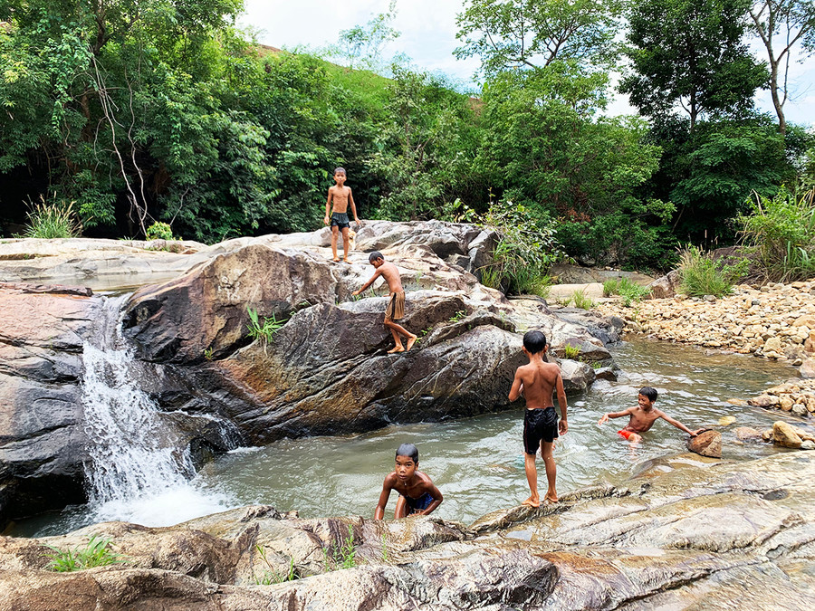 Trẻ em vui chơi tại các ao, hồ, sông, suối… tiềm ẩn nguy cơ xảy ra tai nạn đuối nước. Ảnh: Như Nguyện Trẻ em vui chơi tại các ao, hồ. sông, suối… tiềm ẩn nguy cơ xảy ra tai nạn đuối nước. Ảnh: Như Nguyện