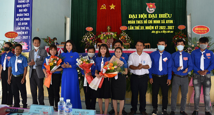 Ban Chấp hành Đoàn TNCS Hồ Chí Minh xã Ayun lần thứ XV (nhiệm kỳ 2022-2027) ra mắt tại Đại hội. Ảnh: Hà Phương