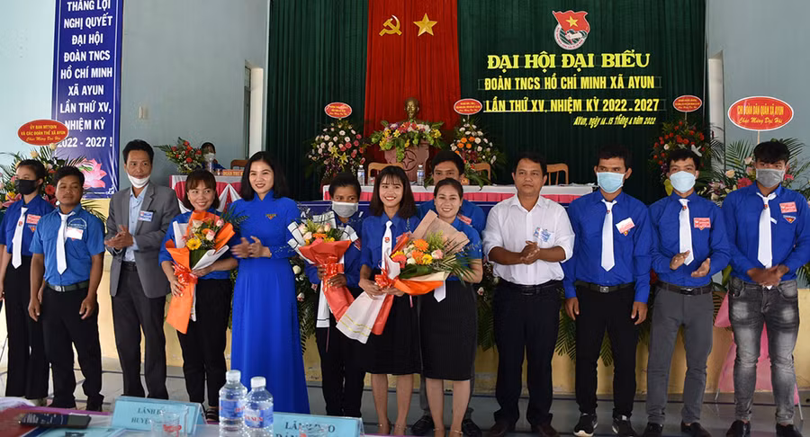 Ban Chấp hành Đoàn TNCS Hồ Chí Minh xã Ayun lần thứ XV (nhiệm kỳ 2022-2027) ra mắt tại Đại hội. Ảnh: Hà Phương