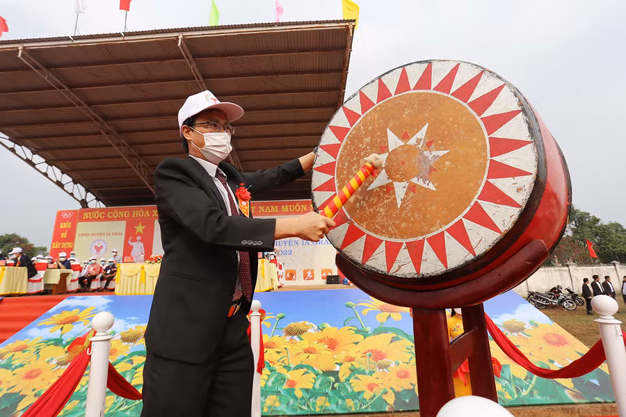 Ông Lê Ngọc Quý đánh trống khai mạc Đại hội Ảnh Văn Ngọc