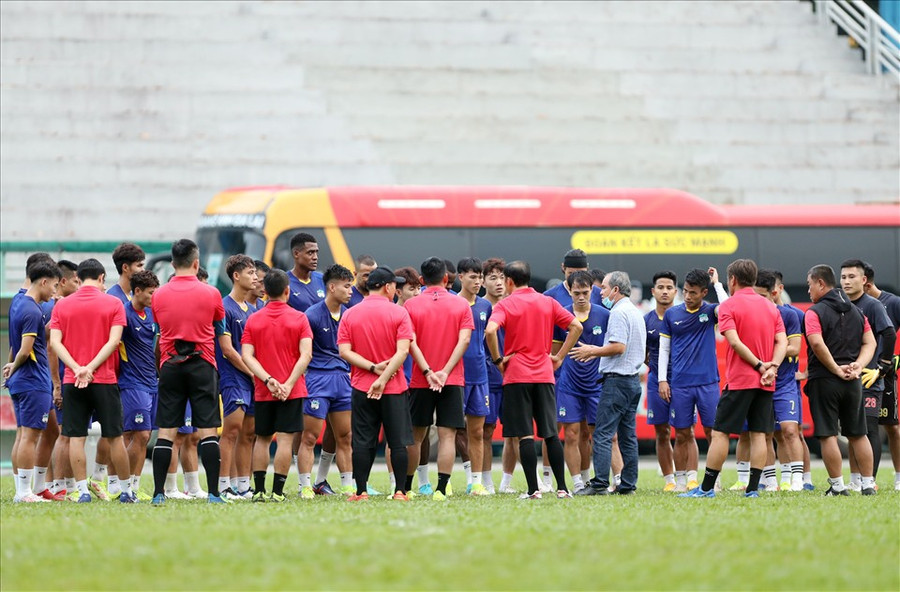 Chiều 15.4, Hoàng Anh Gia Lai có buổi tập chuẩn bị cho trận ra quân AFC Champions League 2022 trước Yokohama F. Marinos, Đáng chú ý, trong buổi tập này, chủ tịch Đoàn Nguyên Đức (bầu Đức) của Hoàng Anh Gia Lai đã xuất hiện ở sân Quân Khu 7 để động viên đội bóng con cưng.