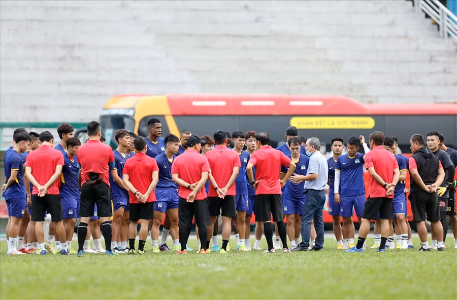 Chiều 15.4, Hoàng Anh Gia Lai có buổi tập chuẩn bị cho trận ra quân AFC Champions League 2022 trước Yokohama F. Marinos, Đáng chú ý, trong buổi tập này, chủ tịch Đoàn Nguyên Đức (bầu Đức) của Hoàng Anh Gia Lai đã xuất hiện ở sân Quân Khu 7 để động viên đội bóng con cưng.