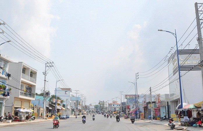 Đường Đặng Thúc Vịnh được mở rộng lên 30m giúp xe lưu thông thuận lợi. Ảnh: Minh Khuê