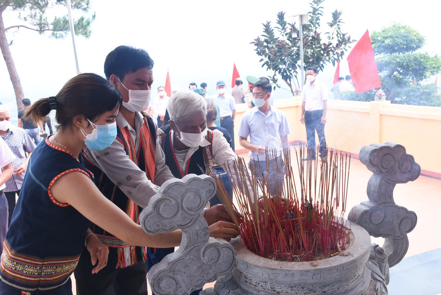  Người dân Sa Thầy đến thắp hương tại điểm cao 1049. Ảnh: PN