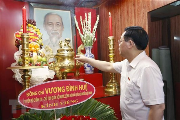 Chủ tịch Quốc hội Vương Đình Huệ dâng hương tưởng niệm Chủ tịch Hồ Chí Minh. (Ảnh: Doãn Tấn/TTXVN) Chủ tịch Quốc hội Vương Đình Huệ dâng hương tưởng niệm Chủ tịch Hồ Chí Minh. (Ảnh: Doãn Tấn/TTXVN)