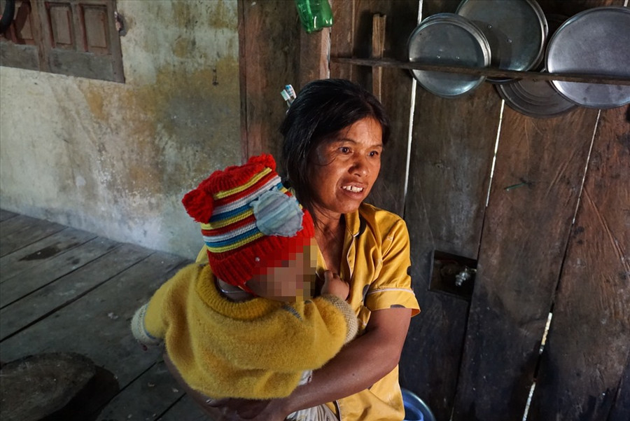 Chị Y Xuân thường ôm cháu nhỏ chạy bạt mạng ra khỏi nhà khi nghe đồ đạc rơi, mái tôn rung chuyển. Ảnh T.T 