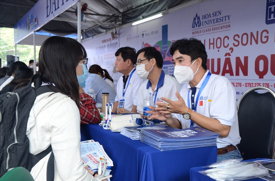 Thí sinh đến nghe tư vấn xét tuyển đại học 2022. Ảnh: Huyên Nguyễn