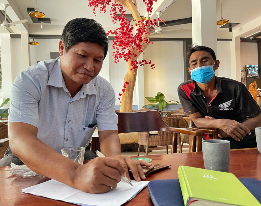 Thầy Kpă Pual chỉ ra một số lỗi thường gặp trong cách viết tên người Jrai, nguyên nhân vì không biết chữ viết Jrai. Ảnh: Hoàng Ngọc