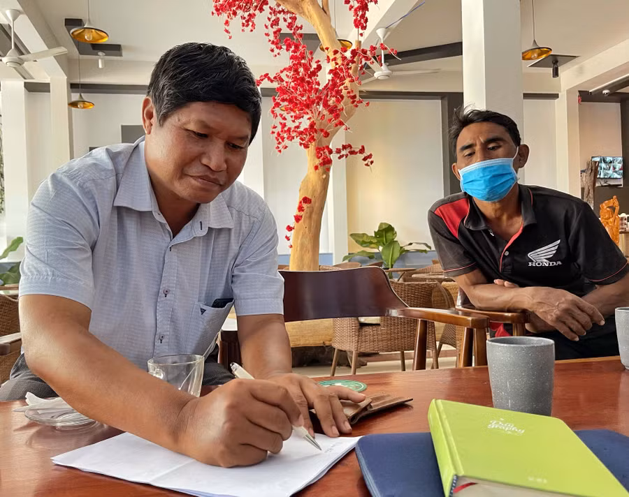 Thầy Kpă Pual chỉ ra một số lỗi thường gặp trong cách viết tên người Jrai, nguyên nhân vì không biết chữ viết Jrai. Ảnh: Hoàng Ngọc