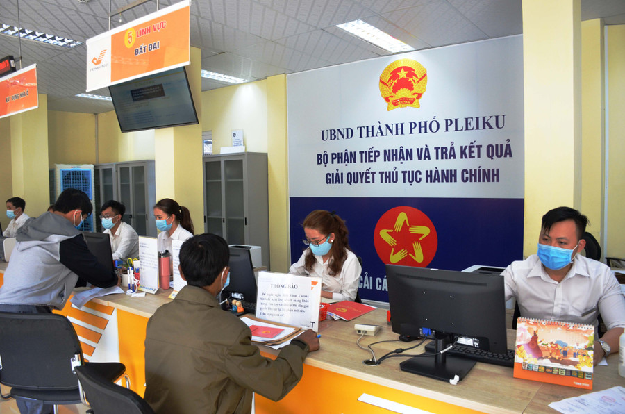 Người dân đến giải quyết thủ tục hành chính tại Trung tâm Phục vụ hành chính công tỉnh. Ảnh: Vĩnh Hoàng