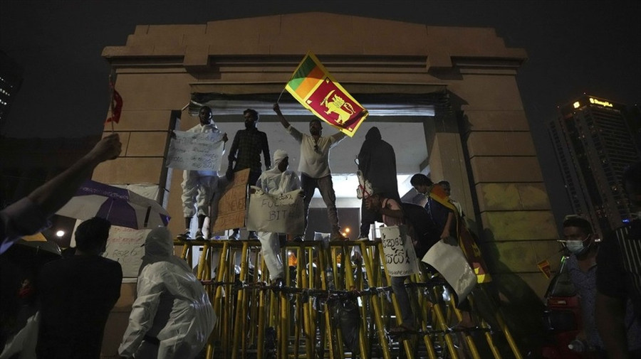 Người biểu tình chặn lối vào văn phòng tổng thống ở Colombo, Sri Lanka. Ảnh: AP
