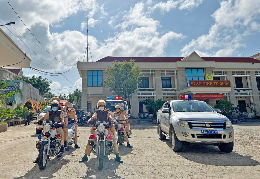 Công an huyện Kbang ra quân đợt cao điểm đảm bảo TTATGT. Ảnh: Lê Anh Công an huyện Kbang ra quân đợt cao điểm đảm bảo TTATGT. Ảnh: Lê Anh