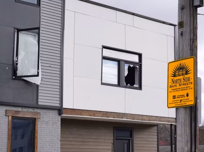  Vụ xả súng xảy ra tại khu nhà cho thuê ngắn hạn của Công ty Airbnb. Ảnh: AP