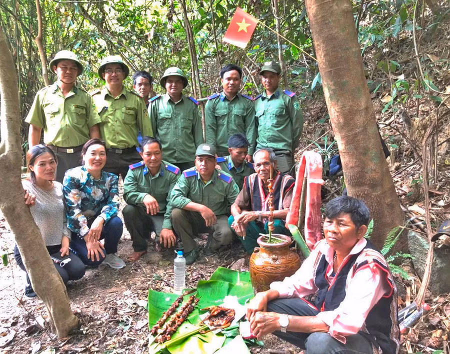 Đại diện lãnh đạo Huyện ủy cùng lực lượng kiểm lâm chụp ảnh lưu niệm với già làng thực hiện nghi lễ cúng rừng. Ảnh: Đinh Yến