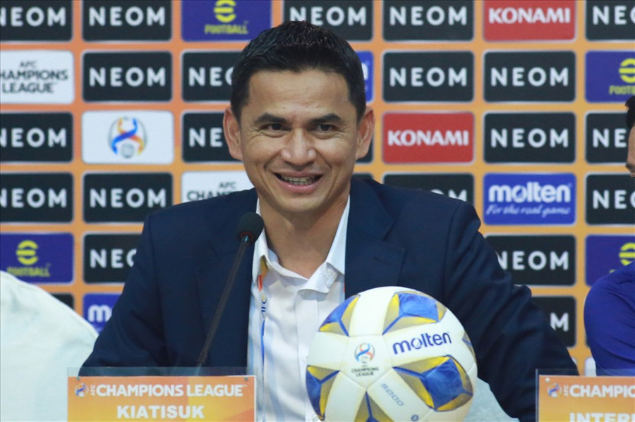Huấn luyện viên Kiatisak tham dự họp báo sau trận. Ảnh: Thanh Vũ