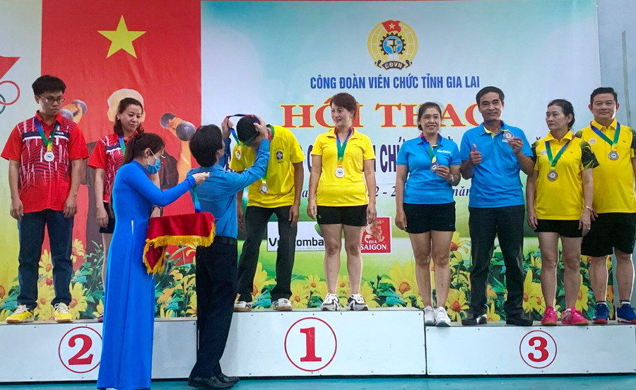 Ban tổ chức trao giải nhất, nhì, ba cho các vận động viên đạt giải ở môn bóng bàn đôi nam nữ (nâng cao). Ảnh: Đinh Yến Ban tổ chức trao giải nhất, nhì, ba cho các vận động viên đạt giải ở môn bóng bàn đôi nam nữ. Ảnh: Đinh Yến