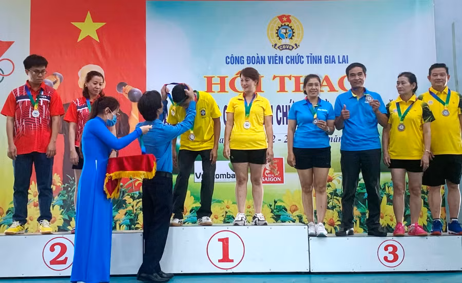 Ban tổ chức trao giải nhất, nhì, ba cho các vận động viên đạt giải ở môn bóng bàn đôi nam nữ (nâng cao). Ảnh: Đinh Yến Ban tổ chức trao giải nhất, nhì, ba cho các vận động viên đạt giải ở môn bóng bàn đôi nam nữ. Ảnh: Đinh Yến