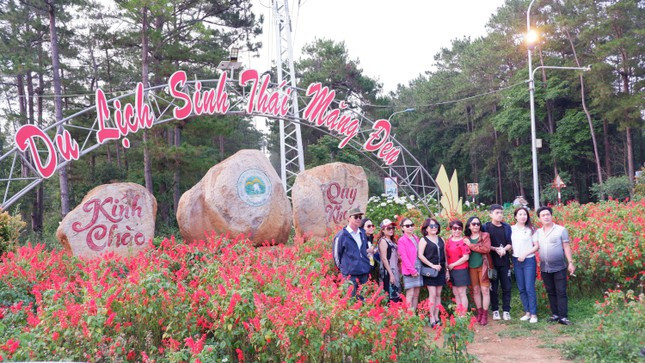 Nằm ở độ cao hơn 1.200m so với mực nước biển, khí hậu quanh năm mát mẻ, rừng nguyên sinh bao bọc, thị trấn Măng Đen (Kon Plông, Kon Tum) những ngày nghỉ lễ đón một lượng lớn du khách gần xa. Nằm ở độ cao hơn 1.200m so với mực nước biển, khí hậu quanh năm mát mẻ, rừng nguyên sinh bao bọc, thị trấn Măng Đen (Kon Plông, Kon Tum) những ngày nghỉ lễ đón một lượng lớn du khách gần xa.