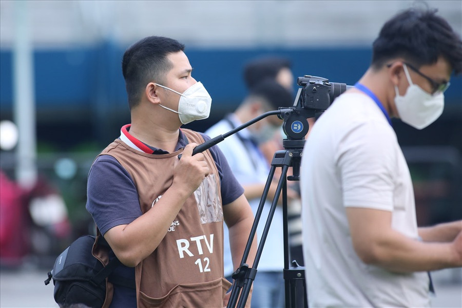 Nhiều phóng viên của các đơn vị truyền thông cũng có mặt ở sân Quân khu 7. Theo quy định, các phóng viên chỉ được tác nghiệp trong 15 phút đầu tiên của buổi tập và phải giữ khoảng cách với đội. Nhiều phóng viên của các đơn vị truyền thông cũng có mặt ở sân Quân khu 7. Theo quy định, các phóng viên chỉ được tác nghiệp trong 15 phút đầu tiên của buổi tập và phải giữ khoảng cách với đội.