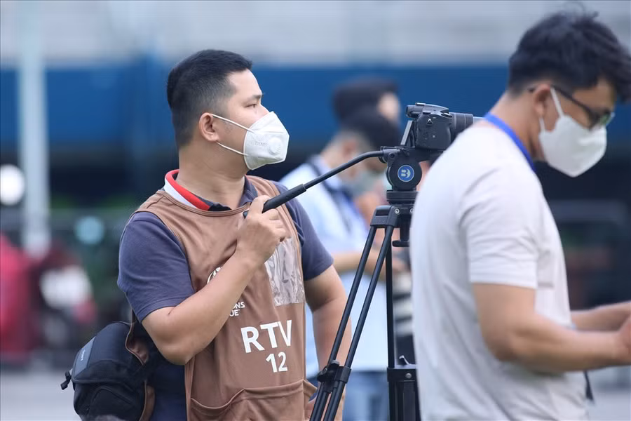 Nhiều phóng viên của các đơn vị truyền thông cũng có mặt ở sân Quân khu 7. Theo quy định, các phóng viên chỉ được tác nghiệp trong 15 phút đầu tiên của buổi tập và phải giữ khoảng cách với đội.