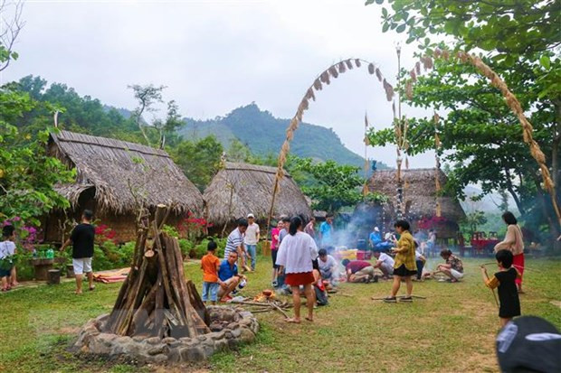 Du khách nghỉ dưỡng tại Làng du lịch cộng đồng Toom Sara Fest - Khu du lịch Suối Hoa, Đà Nẵng. Ảnh: Trần Lê Lâm/TTXVN