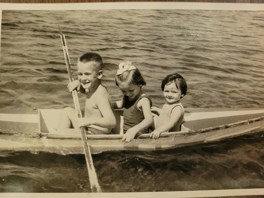 Tim (ngoài cùng bên trái) khi còn bé. (Ảnh: Gia đình cung cấp)