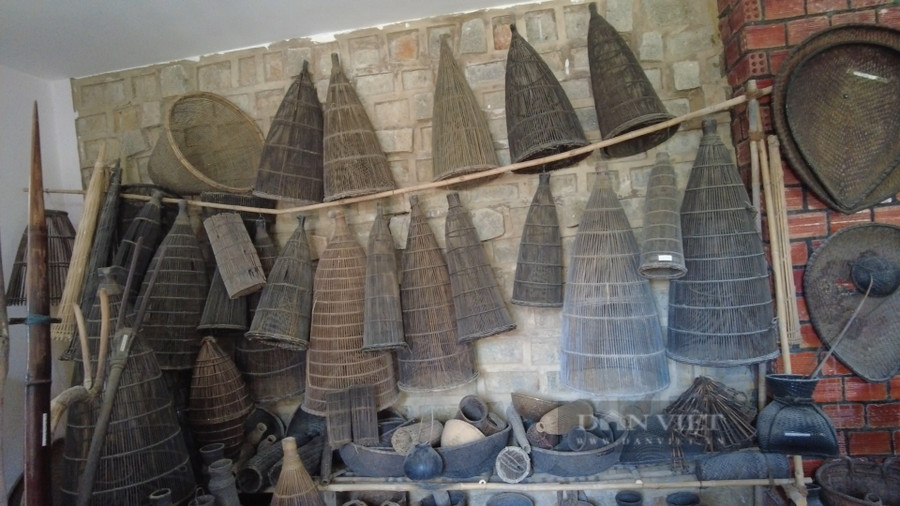 Khu vực trưng bày những dụng cụ phục vụ trong đời sống của người dân tộc thiểu số Tây Nguyên. Ảnh: Văn Long.