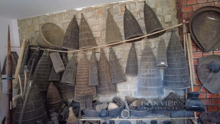 Khu vực trưng bày những dụng cụ phục vụ trong đời sống của người dân tộc thiểu số Tây Nguyên. Ảnh: Văn Long.