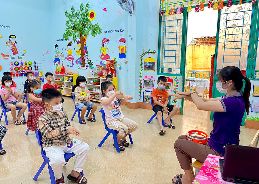 Giáo viên Trường Mầm non Hoa Hồng (phường Hội Thương) dạy trẻ rửa tay đúng cách để phòng-chống dịch Covid-19. Ảnh: Mộc Trà Giáo viên Trường Mầm non Hoa Hồng (phường Hội Thương) dạy trẻ rửa tay đúng cách để phòng-chống dịch Covid-19. Ảnh: Mộc Trà