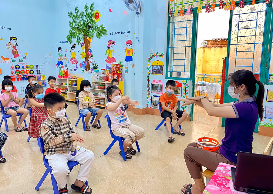 Giáo viên Trường Mầm non Hoa Hồng (phường Hội Thương) dạy trẻ rửa tay đúng cách để phòng-chống dịch Covid-19. Ảnh: Mộc Trà