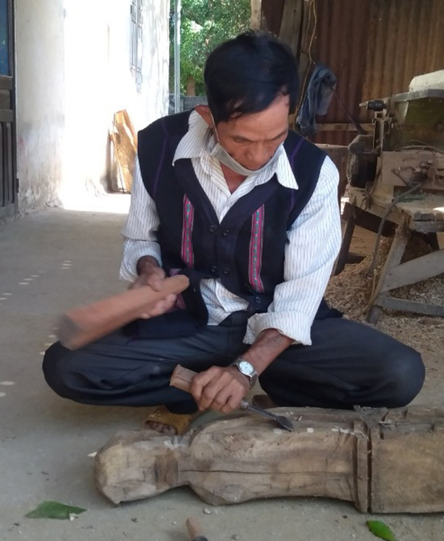 Ông Đônh (làng Kon Brung, xã Ayun) đã có hơn 40 năm gắn bó với nghề tạc tượng gỗ. Ảnh: Hà Phương Ông Đônh (làng Kon Brung, xã Ayun) đã ã hơn 40 năm gắn bó với nghề tạc tượng gỗ. Ảnh: