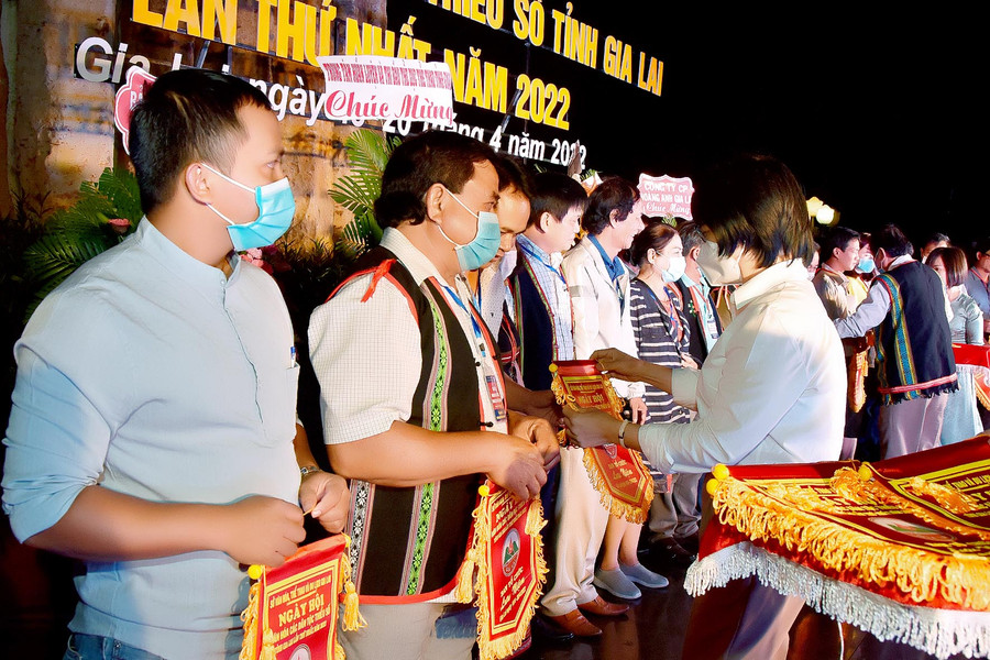 Phó Chủ tịch UBND tỉnh Nguyễn Thị Thanh Lịch tặng cờ lưu niệm cho các đoàn tham gia Ngày hội Văn hóa các dân tộc thiểu số tỉnh Gia Lai năm 2022.