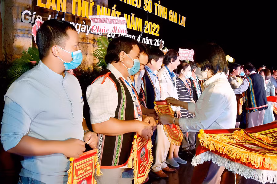 Phó Chủ tịch UBND tỉnh Nguyễn Thị Thanh Lịch tặng cờ lưu niệm cho các đoàn tham gia Ngày hội Văn hóa các dân tộc thiểu số tỉnh Gia Lai năm 2022.