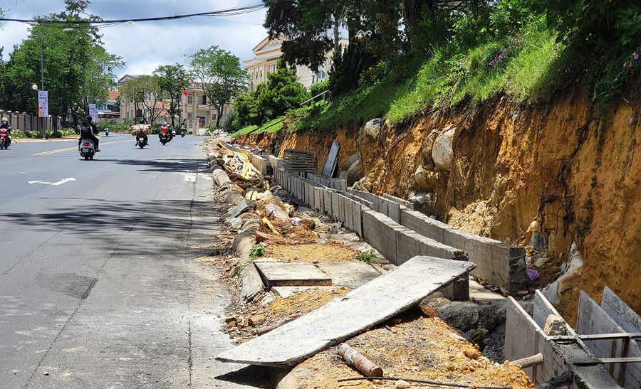 Không chỉ tạm dừng thi công, các công trình phải được dọn dẹp sạch sẽ vật liệu, thiết bị để đảm bảo mỹ quan. Ảnh: Gia Bình