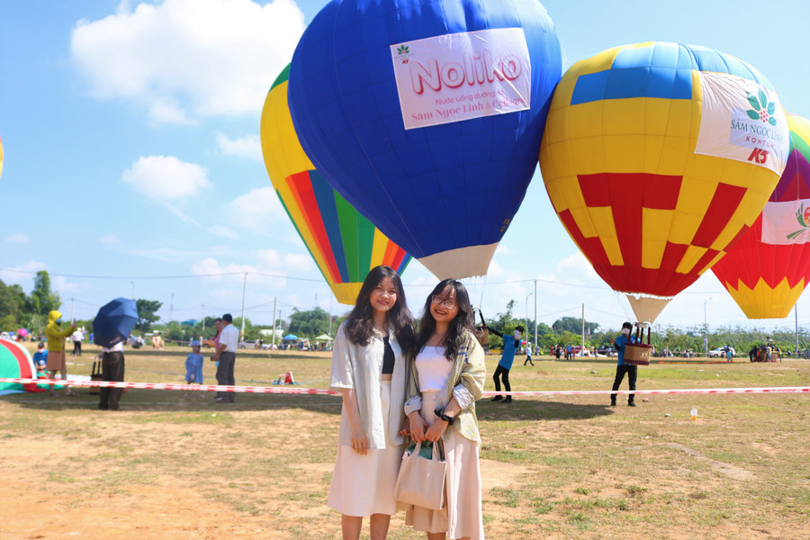 Thiếu nữ Kon Tum chụp hình lưu niệm với khinh khí cầu