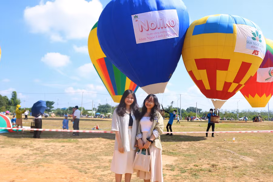 Thiếu nữ Kon Tum chụp hình lưu niệm với khinh khí cầu