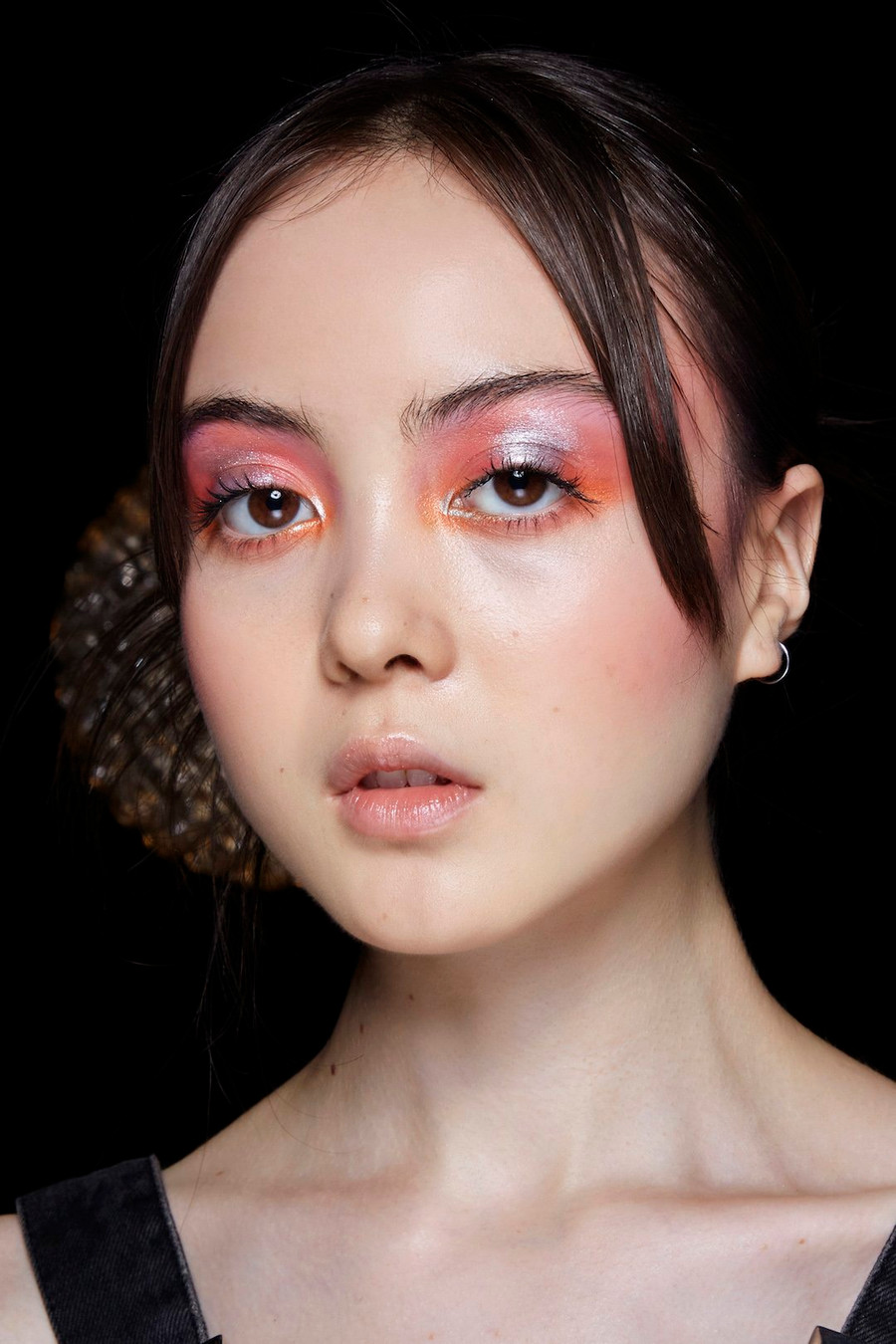 Pha trộn những gam màu pastel ngọt ngào với việc sử dụng phấn mắt nhũ nước sẽ giúp nàng dễ dàng “chinh phục” hình ảnh của một cô công chúa kiêu kì, lộng lẫy. 