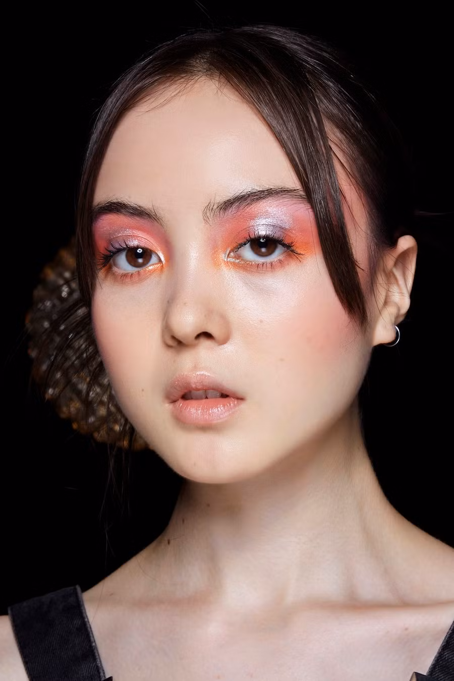 Pha trộn những gam màu pastel ngọt ngào với việc sử dụng phấn mắt nhũ nước sẽ giúp nàng dễ dàng “chinh phục” hình ảnh của một cô công chúa kiêu kì, lộng lẫy. 