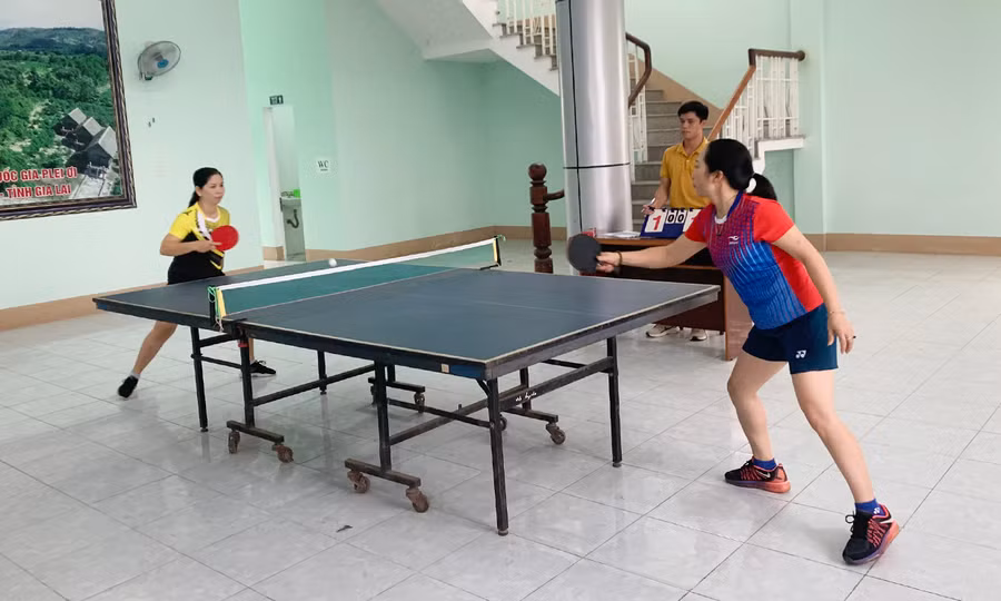 Ngay sau lễ khai mạc, các vận động viên bắt đầu tranh tài ở các nội dung đơn nam, đơn nữ. Ảnh: Vũ Chi