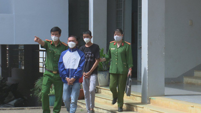 Hai đối tượng bị bắt tạm giam để điều tra về hành vi giết người. Hai đối tượng bị bắt tạm giam để điều tra về hành vi giết người