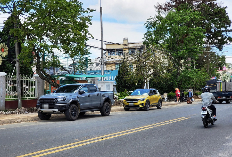 Các phường, xã phải ra quân xử lý triệt để tình trạng đậu đỗ xe lấn chiếm lòng lề đường. Ảnh: Gia Bình